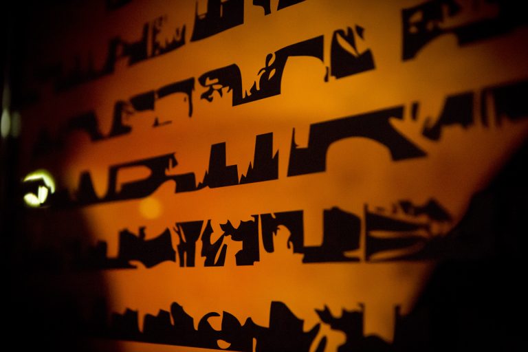 silencio.rtf - sticker posé sur vitre du fumoir de la boîte de nuit - 150 X 230 cm Le Silencio, Paris - 2018