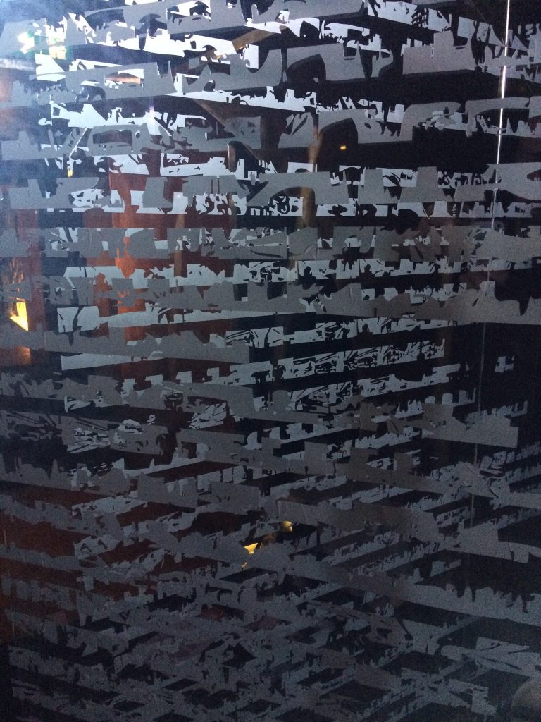 silencio.rtf - sticker posé sur vitre du fumoir de la boîte de nuit - 150 X 230 cm Le Silencio, Paris - 2018