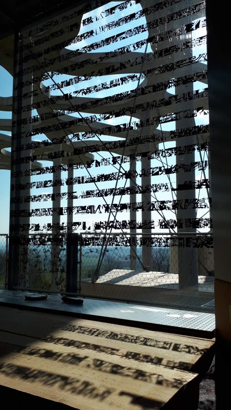 fondationmichalski.rtf
Sérigraphie sur verre 
 243 X 348 cm
2021 - Oeuvre pérenne réalisée pour la salle de jury de la Fondation Michalski, Montricher.