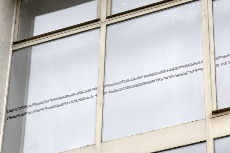 montreuil_juvisy.rtf - Bandes adhésives - 1100 X 9 cm - 2017 Centre d’art Camille Lambert, Juvisy.