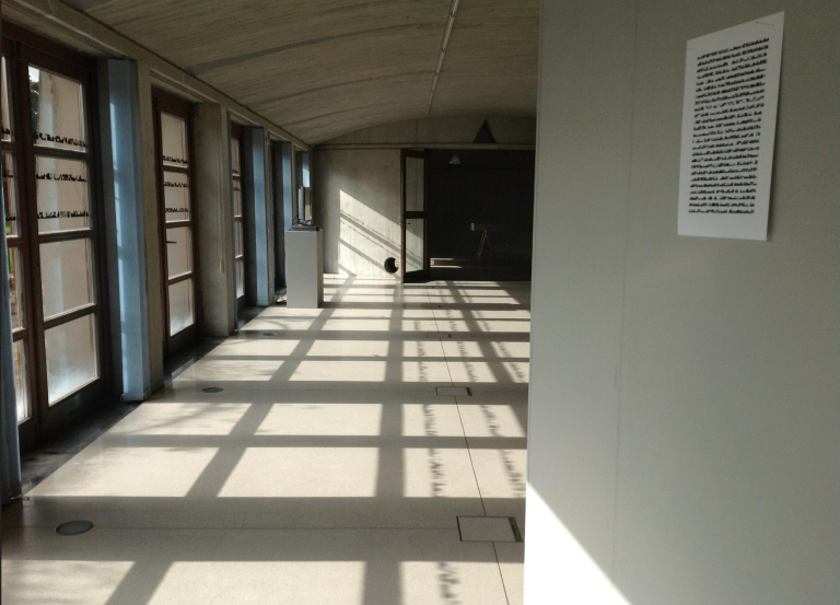 bastogne.rtf-sticker collé sur vitre, 900cm x 4 cm, 2016 - Centre d'Art L'Orangerie, Bastogne.